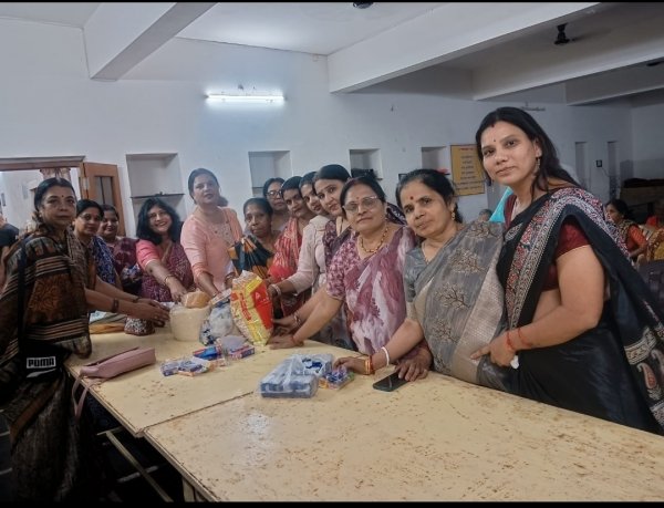 पितृ पक्ष में बुजुर्गों के बीच पहुंचीं वीरांगना-पद्मावत की महिलाएं