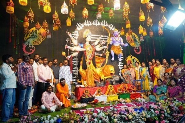 भिलाई में नवरात्रि का शुभारंभ : ड्रैगन थीम पर सजा भव्य दुर्गा पंडाल, 13 फीट माँ दुर्गा की प्रतिमा बनी आस्था का केंद्र ?