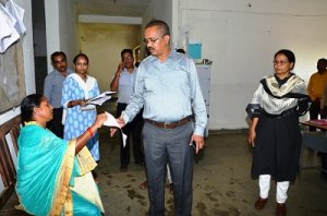 कमिश्नर श्री धावड़े ने फरसगांव में तहसील कार्यालय का किया निरीक्षण