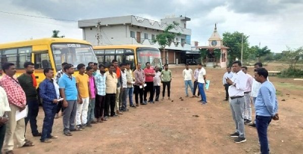 जिलेे में संचालित स्कूल बसों की जाँच एवं चालक, परिचालकों का किया गया स्वास्थ्य परीक्षण