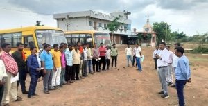 जिलेे में संचालित स्कूल बसों की जाँच एवं चालक, परिचालकों का किया गया स्वास्थ्य परीक्षण