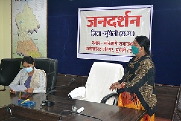 जनदर्शन कार्यक्रम में संयुक्त कलेक्टर श्रीमति डोंगरे ने सुनी अनेक ग्रामीणों की समस्याएं