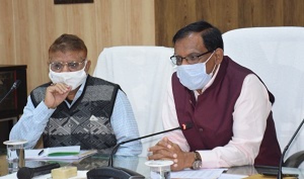 कलेक्टर ने ली राजस्व अधिकारियों की बैठक