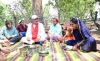 श्रमिकों संग जमीन पर बैठकर भोजन, सीएम साय ने ली योजनाओं की जमीनी जानकारी; पेयजल योजना शीघ्र शुरू करने के निर्देश