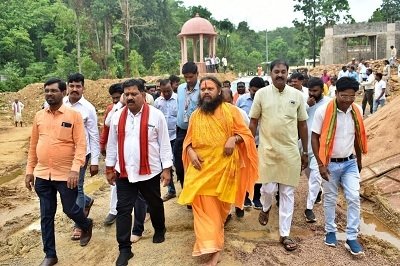उपमुख्यमंत्री ने पाटेश्वर धाम में श्री राम जानकीदास जी महाराज की समाधि स्थल में पहुँचकर उन्हें दी श्रद्धांजलि