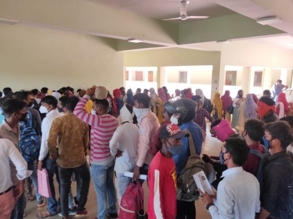 परीक्षार्थी हजारों की संख्या में, जमा करने को महज दो दिन , अफरा तफरी के बाद बढ़ी तिथि