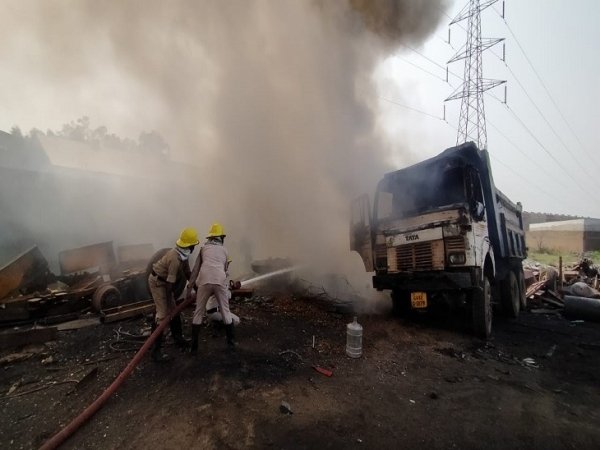 स्क्रैप यार्ड में लगी भीषण आग,कबाड़ और ट्रक जलकर हुआ राख