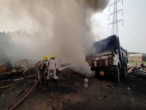 स्क्रैप यार्ड में लगी भीषण आग,कबाड़ और ट्रक जलकर हुआ राख