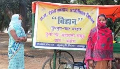 कण्डोरा स्व-सहायता समूह की महिलाएं कुनकुरी हाईवे पर गुपचुप-चार्ट ठेला लगाकर बनी आत्मनिर्भर माह में अन्य खर्च निकालकर 6 से 7 हजार का शुद्ध हो रहा मुनाफा