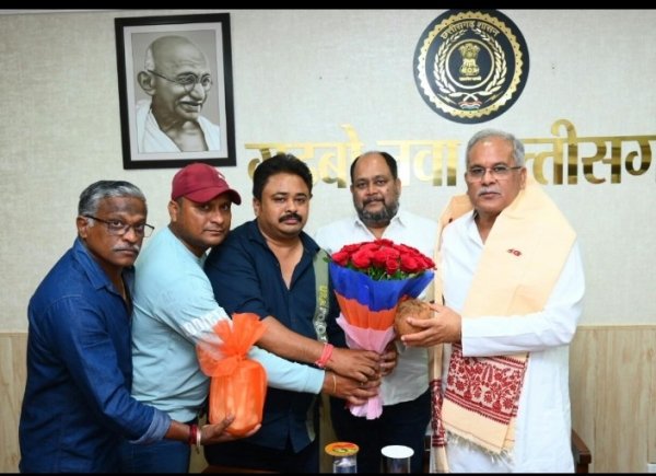 मुख्यमंत्री श्री भूपेश बघेल से बंगाली एसोसिएशन बिलासपुर के पदाधिकारियों ने की सौजन्य मुलाकात