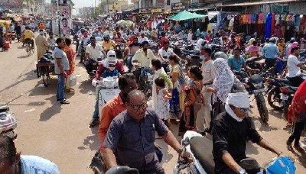 त्योहारी भीड़ में बाजारों में होने वाली घटनाओं से बचने पुलिस ने किया इंतजाम सादी वर्दी में पुलिस जवान कर रहे बाजारों की निगरानी