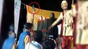 दूल्हे को वरमाला पहनाने से पहले दुल्हन ने की फायरिंग, वीडियो हुआ वायरल
