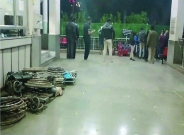 नया साल की पार्टी मनाने के दौरान मोहल्ले के ही एक युवक ने दूसरे युवक की चाकू घोपकर कर दी हत्या