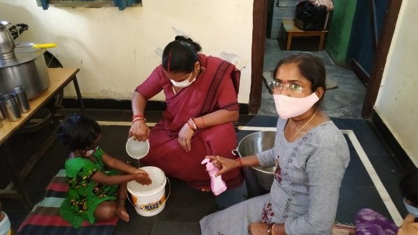 आंगनबाड़ियों में बच्चों को मिल रही गर्मा-गर्म पोषण थाली