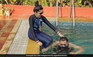 सुगंधा मिश्रा पति संकेत भोंसले के साथ पूल में चिल करती आईं नजर, देखें वीडियो