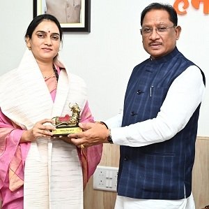 मुख्यमंत्री विष्णु देव साय ने वॉटर वुमन शिप्रा पाठक का किया सम्मान