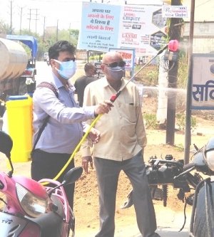 कन्हैयापुरी से बोरसी तक चला निगम का सेनेटाईजिंग कार्य , महापौर ने भी किया अपने हाथों से सेनेटाईज्ड