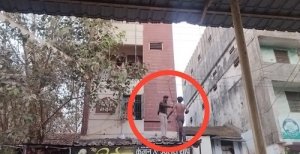 मकान की छत पर चढ़ा सनकी  युवक