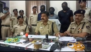 अंतर्राज्यीय गिरोह बना घातक हथियारों से लैस हो महिला से लूट करने वाला गिरोह गिरफ्तार
