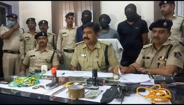 अंतर्राज्यीय गिरोह बना घातक हथियारों से लैस हो महिला से लूट करने वाला गिरोह गिरफ्तार