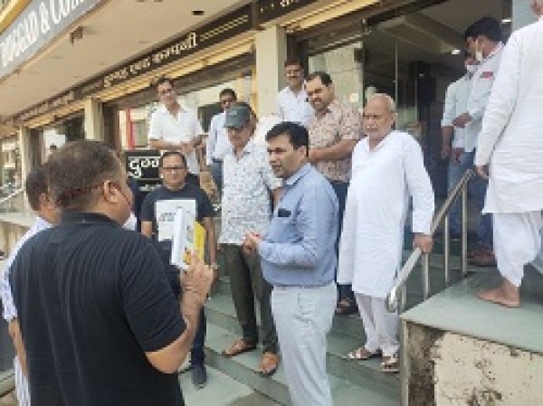 पुलगांव कपड़ा मार्केट पहुंचे महापौर धीरज बाकलीवाल, सुविधाओं का लिया जायजा, व्यापारियों की समस्याओं का किया समाधान: