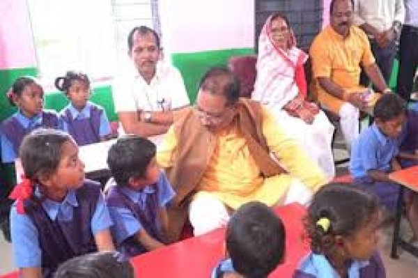 &ldquo;पढ़ाई ठीक से करना है न&hellip; मोबाइल ज्यादा नहीं देखना&rdquo;