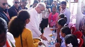 मुख्यमंत्री स्वल्पाहार योजना का मुख्यमंत्री श्री भूपेश बघेल ने किया शुभांरभ  बच्चों को वितरित किए टिफ़िन