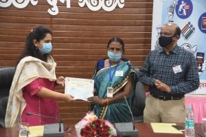 राष्ट्रीय मतदाता दिवस के अवसर पर निर्वाचन प्रक्रिया में उल्लेखनीय कार्य करने वाले अधिकारियों-कर्मचारियों का किया गया सम्मान
