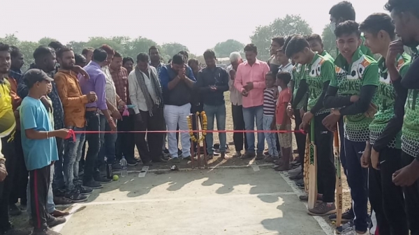 क्रिकेट प्रतियोगिता के शुभारंभ में पहुंचे जिला उपाध्यक्ष संजय सोनवानी ।