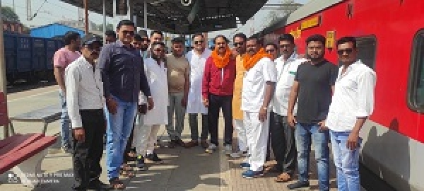 भारत जोड़ो यात्रा में सम्मिलित होने जा रहे चौलेश्वर चन्द्राकर का रेलवे स्टेशन में हुआ स्वागत