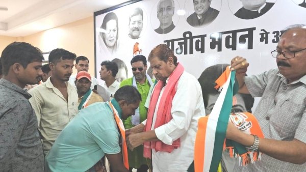 मंत्री मो.अकबर के विकास कार्य से प्रभावित होकर  दो गांव से दो दर्जन से अधिक लोग कांग्रेस में शामिल