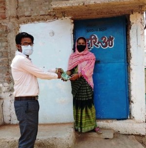 कोरोना के लक्षणात्मक मरीजों को मितानिनों के जरिए 10 हजार किट वितरित