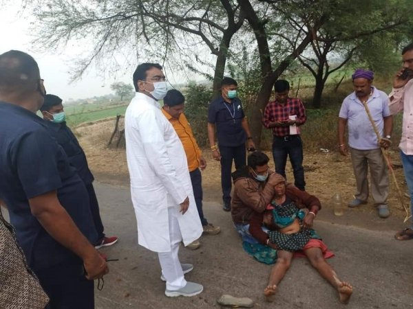 संसदीय सचिव ने किया घायल महिला की मदद