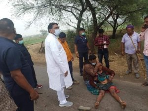 संसदीय सचिव ने किया घायल महिला की मदद