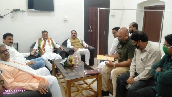 विजय बघेल ने ली अधिकारियों की समीक्षा बैठक
