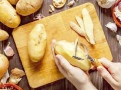 आलू के साथ इसके छिलकों के भी है दाम! इन 7 फायदों को जानने के बाद छिलके फेंकना छोड़ देंगे आप