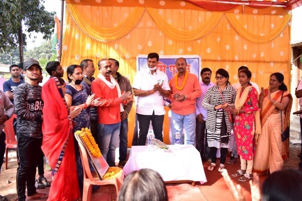 विधायक देवेंद्र के काम ने माेहा जनता का दिल, सैंकड़ों की संख्या में कांग्रेस प्रवेश किए खुर्सीपार के लोग