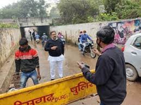 बिना मास्क घूमते थे नेता जी, अब पॉजिटिव...