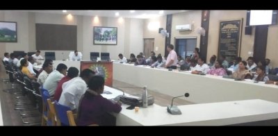 प्रधानमंत्री आवास योजना की प्रगति की समीक्षा करने जिला पंचायत सीईओ ने ली बैठक