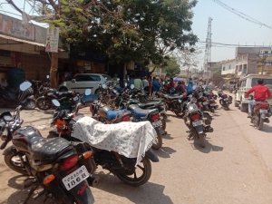 स्टेट बैंक के सामने पार्किंग की अव्यवस्था, सडक पर खड़े होते है वाहन