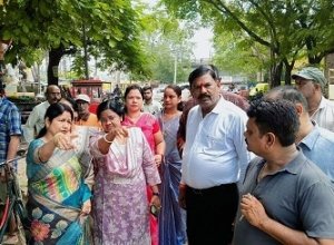 नाली निर्माण कार्य में आ रही बाधाओं का तत्काल निराकरण करें : महापौर अलका बाघमार,