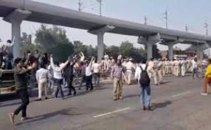 प्रदर्शनकारियों ने जाम किया हाईवे, पुलिस पर जबरदस्त पथराव