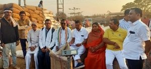 दुर्ग ब्लॉक की धान उपार्जन केन्द्रो का बैंक अध्यक्ष ने किया निरीक्षण