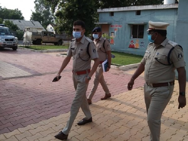 गोलीकांड के फरार आरोपी ने फिर किया तीन राउंड फायरिंग नेवई पुलिस को दे रहा खुलेआम चुनौती