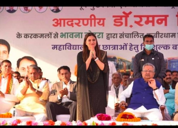 डॉ.रमन सिंह ने हरी झंडी दिखाकर किया महाविद्यालयीन छात्राओं हेतु निःशुल्क बस सेवा का शुभारम्भ