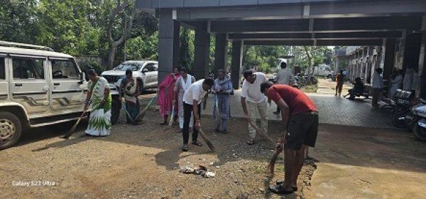 स्वास्थ्य केंद्र भोपालपटनम में बीजेपी के मण्डल पदाधिकारीयों द्वारा स्वच्छता सेवा पखवाड़ा अंतर्गत साफ-सफाई की गई