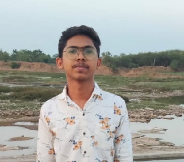 मुख्यमंत्री से मिलकर गरीब परिवार के होनहार छात्र योगेश साहू के लिए आईआईटी की पढ़ाई की राह हुई आसान