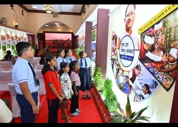 विद्यार्थियों ने देखी स्वतंत्रता संग्राम सेनानियों और &lsquo;वंदे मातरम्&rsquo; पर आधारित छायाचित्र प्रदर्शनी