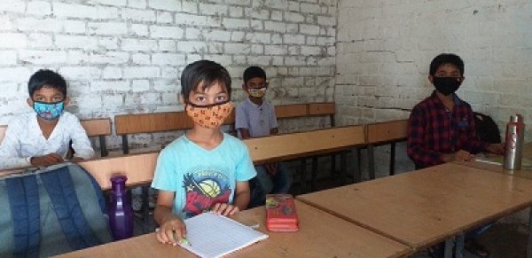 दूसरी लहर के प्रकोप के बाद खुले स्कूल, बच्चों में दिखा उत्साह, बारिश के चलते सुने दिखे स्कूल