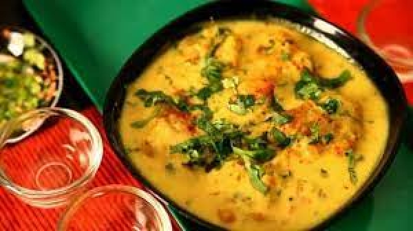 मिनटों में तैयार होती है राजस्थानी पकौड़ा कढ़ी, नोट करें ये टेस्टी Recipe